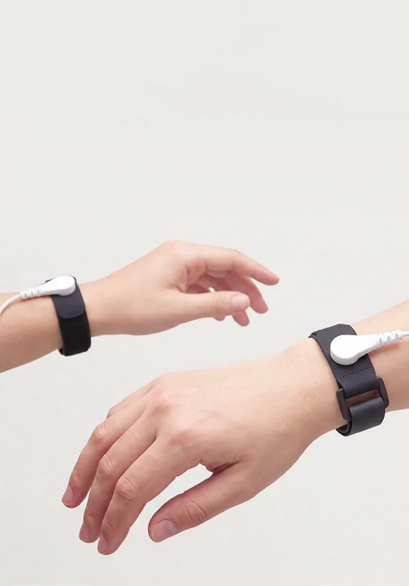 Wristband electrodes on both wrists